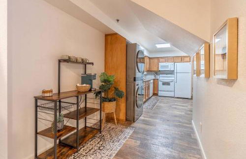 Stylish-Serene Midtown Getaway: Retreat for Two - Foto 5