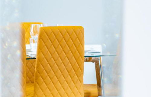 Large Apartment Near Stonehenge Amesbury Town Centre Smart TVs Netflix FREE PARKING - Foto 17