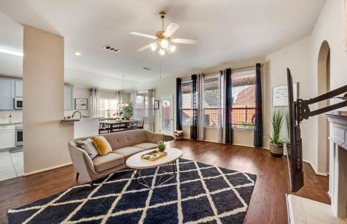 Heart of Grand Prairie 4BD with Pool & Game Room - Foto 12