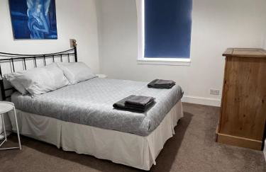 Spacious 2 bedroom flat nearby train and bus station - Foto 30