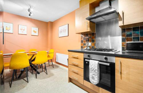 Stylish Manchester 4 Bed House with Garden - 4 Doubles Beds & 1 Single Bed - Sleeps 9 - Salford - FREE PARKING - SMART TVs in every bedroom - FREE NETFLIX - 6 min to City Centre, Close to Trafford Centre, Etihad Stadium, Manchester Arena, Clubs & more - Foto 9