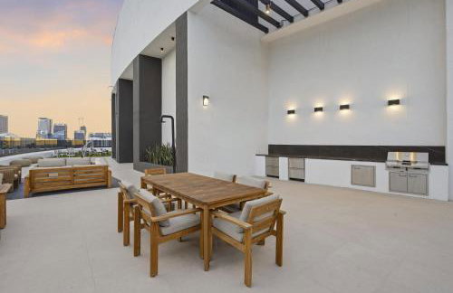 Upscale Downtown Condo Pool Gym & Skyline Views - Foto 11