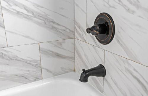 Stylish Home in Historic District Near Riverwalk - Foto 37