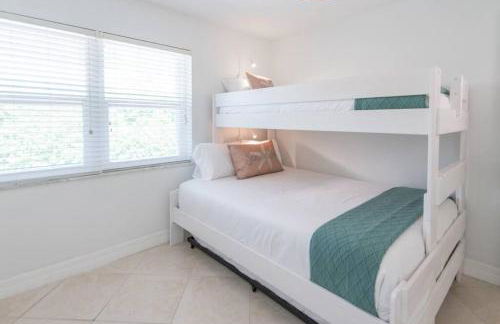 Surfside Beachfront Escape - Neat and Bright - Foto 32