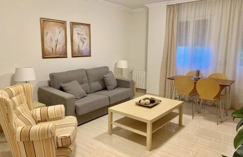 Céntrico, parking privado, al lado estación tren - Foto 1