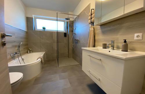 Neu! Modernes Apartment Nähe Bowling Center! - Photo 14