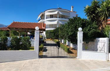 Garden House - Photo 2