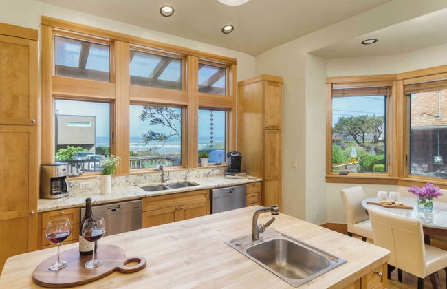 The Castle Rock Estate by Avantstay Steps From Arch Cape Beach w/ Hot Tub & Sauna - Foto 17