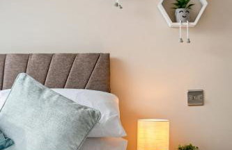 Luxury 4-Bed Family & Group Home-King or Twin Beds-Driveway, Garden-Near Gatwick - Foto 15