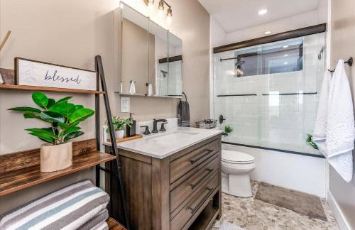 Hot Tub and Scenic Views at The Bailey Lodge - Foto 36