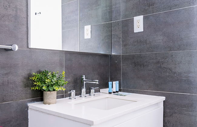 Luxury 2-bedroom Condo Right on the Strip in Palm Beach - Foto 18