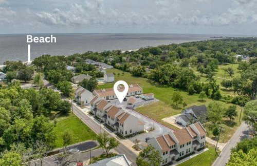 Seabreeze Haven 6 - Steps to Beach, Pet-Friendly, Pool, Fast WiFi - Photo 5