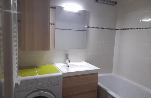 Studio cabine 6 personnes au pied des pistes à Gourette, séjour avec balcon, parking - FR-1-400-117 - Foto 7