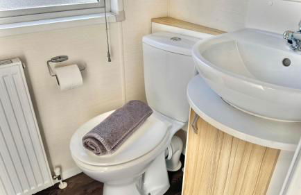 Marton Mere - 3 Bedroom Caravan- by Holiday Homes - Photo 25