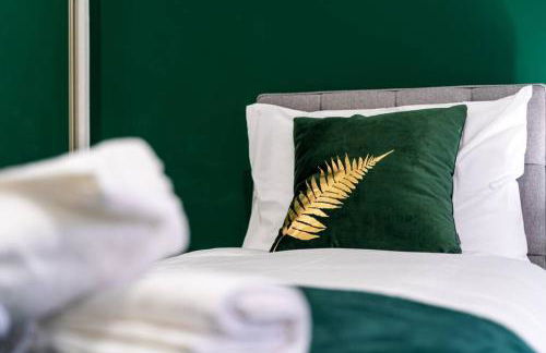 Cheerful 2 Bedroom Homely Apartment, Sleeps 4 Guest Comfy, 1x Double Bed, 2x Single Beds, Free Parking, Free WiFi, Suitable For Business, Leisure Guest, Contractors, QE Hospital, Glasgow, Near Airport & City Centre, Perfect For Common Wealth Games 2026 - Foto 9