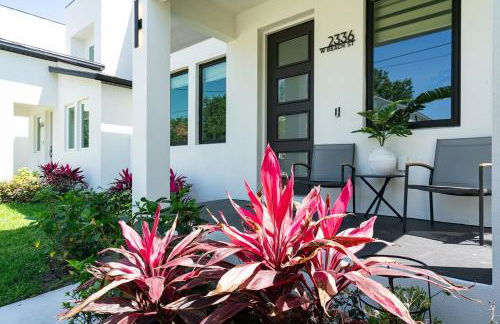 Chic & Spacious 4 Bedroom 3 Full Bathrooms Retreat in West Tampa and Pvt Backyard - Foto 20