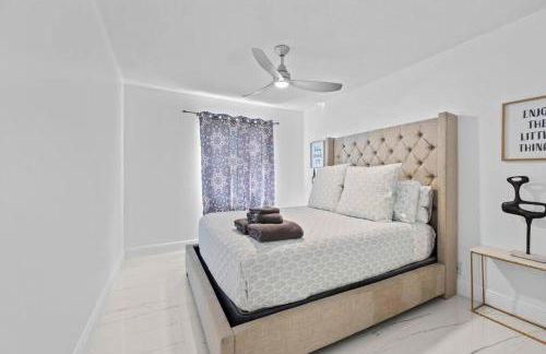 Luxurious Palm Beach Home - Photo 20