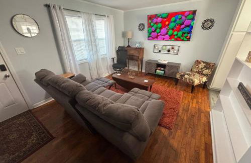 Quiet in Town - 2 beds, Large TVs, Big Parking , Nintendo & EV Ready - Foto 1