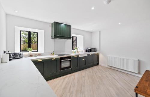 FLOUR MILL HOUSE at PITKERRO MILL, 4 double bedrooms, TVs, 3 en-suite, separate shower, wc, fully equipped kitchen, games room, large family lounge, private parking, WiFi, private garden and courtyard, long stay rates available through Honeycomb Hosts - Foto 7