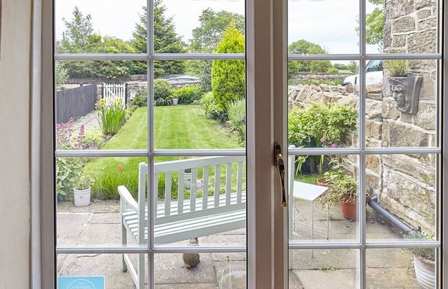 Host Stay Honeysuckle Cottage - Photo 9