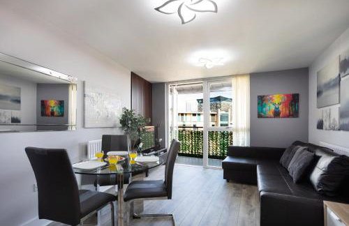 Vista Verde - Luxury City Penthouse 2BR - Sleeps up to 6 - Parking - Photo 9