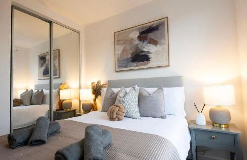 Modern 1BR Apt - Sleeps 4 - Parking - Balcony - Foto 1