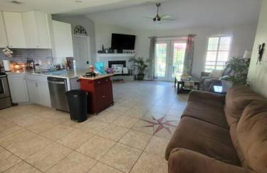 Beautiful 3 bedroom home 4 minutes from the beach - Foto 1