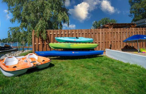 3Bed 2Bath Luxury Lake House on Myers Bay Private Pier Beach Firepit and Deck - Foto 20