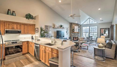 Indoor Pool and Golf Course Views Lake Lure Condo! - Foto 2