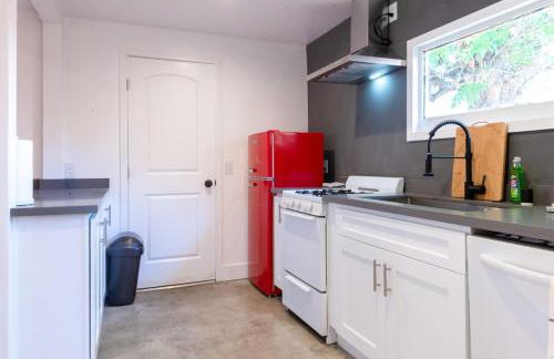 Modern Private Guesthouse with Parking, Yard, and Washer Dryer - Foto 6