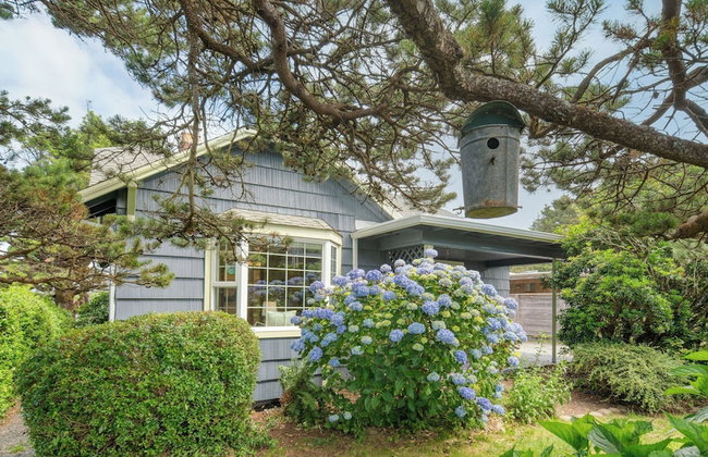 Beach Pines Bungalow by Avantstay Classic Cottage Steps to the Beach w/ Private Yard - Foto 57