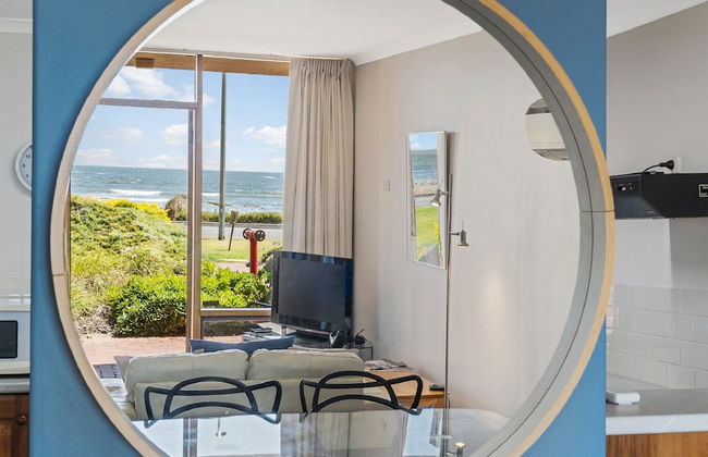 By The Sea Beachfront Apartment Wifi - Photo 15