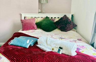 #56 4-Bedroom House Near Shops with Free Parking - Foto 24