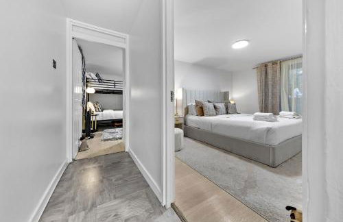 New Modern Hybrid 4 Bedrooms 7 Bed apartment 12 guest capacity - Foto 2