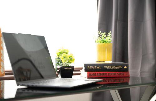 Stylish 4BR House, Sleeps 7, High-Speed Wi-Fi, Long Stay Friendly - Foto 41