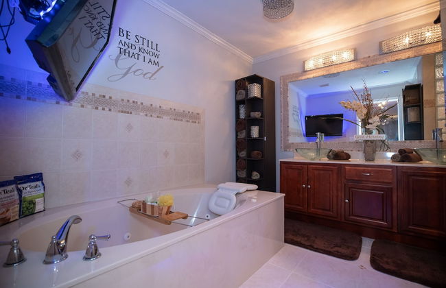 Gorgeous Urban Oasis W/hot Tub, Heated Pool And Private Movie Theater 3 Bedroom Home by RedAwning - Foto 29