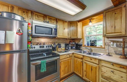 Pet-Friendly Creekside Cabin with Pool Access! - Foto 10