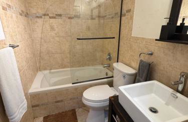 Modern 2 BR near shops, WD fast WiFI 2000mbps 10 min to beach Bliss 7 - Foto 13