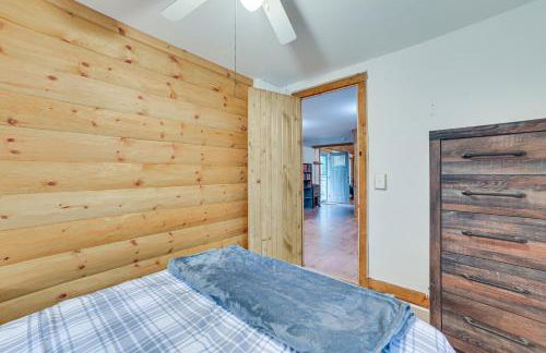 Rustic Michigan Lakeside Cabin with Private Dock! - Foto 14