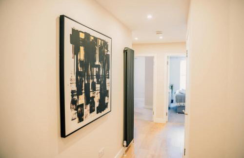 Stylish 2 Bed City Centre Apartment with Parking - Photo 47