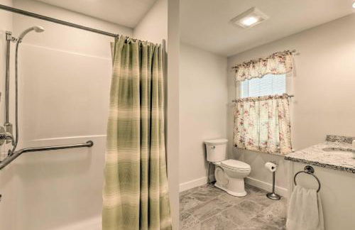 Sun-Dappled Retreat - Walk to Wickaboag Lake! - Foto 23