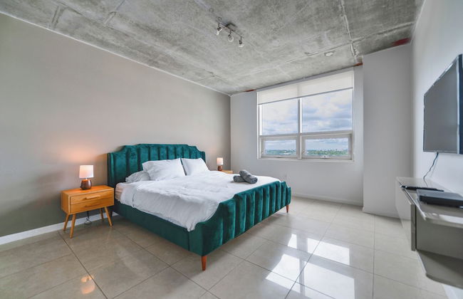 Lovely Condo|Pool & Parking at Midblock - Foto 6