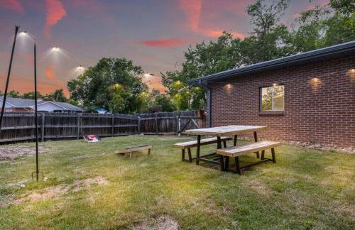 4BD Near DT | Hot Tub, Pingpong & Backyard Fun - Foto 16