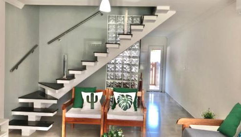 Casa com piscina, churrasqueira e estacionamento - Foto 2