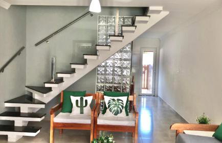 Casa com piscina, churrasqueira e estacionamento - Foto 2