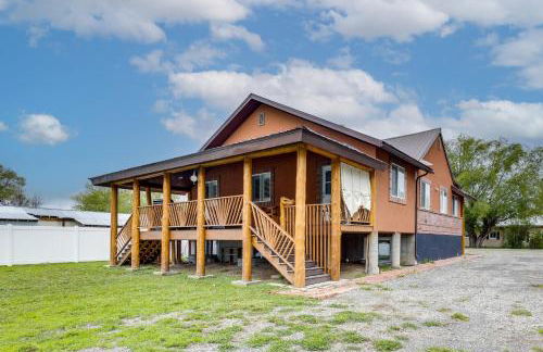 Deck with Hot Tub Ashton Cozy Cub Cabin - Foto 35