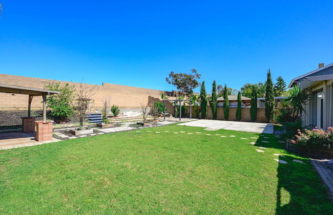 Spacious Family Retreat w Garden Modern Comfort - Photo 19