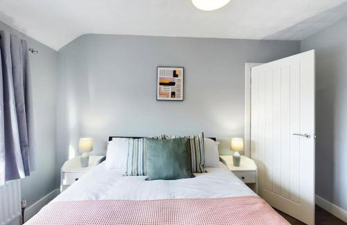 Stunning Family Home with Comfortable Surroundings by Our Home Short Stays ideally situated within Greater Manchester - Photo 9