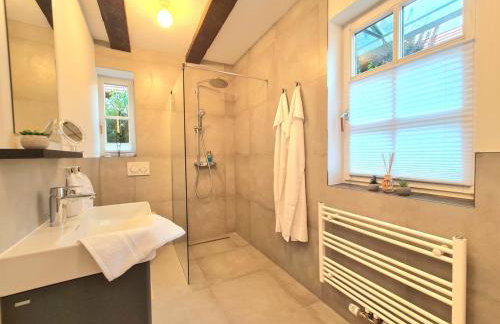 AVAHOME: Haus für 16, WLAN, Parkplätze, Netflix, Nespresso - Foto 9