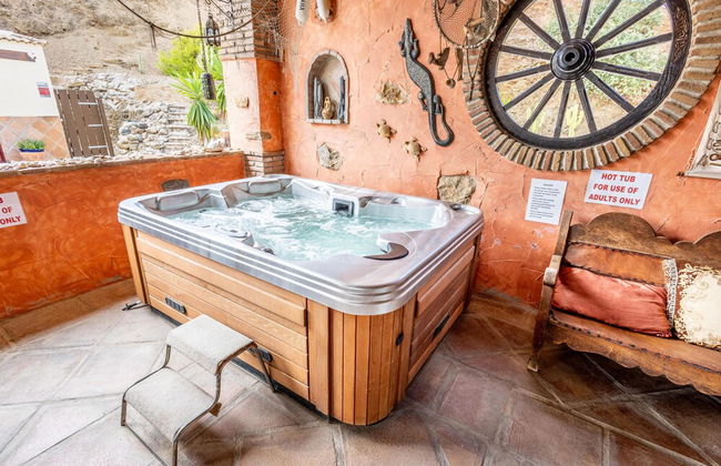 Luxurious Private Cabin Pool Hottub & Fireplace - Photo 38